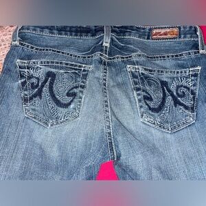 LIGHT BLUE FLARED JEANS. DETAILS ON BACK POCKETS